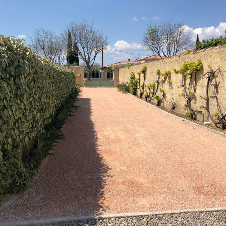 Entrada de garagem estabilizada com grelhas Bagston, garantindo uma superfície resistente e de fácil manutenção.