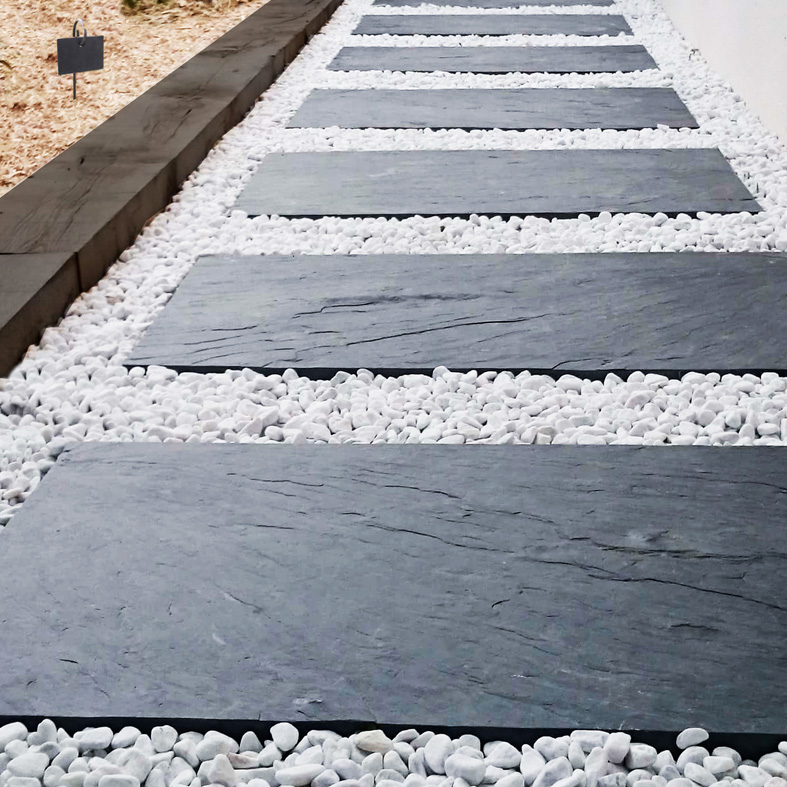 Lajes de ardósia Bagston aplicadas em caminho de jardim, uma solução versátil para profissionais e particulares.