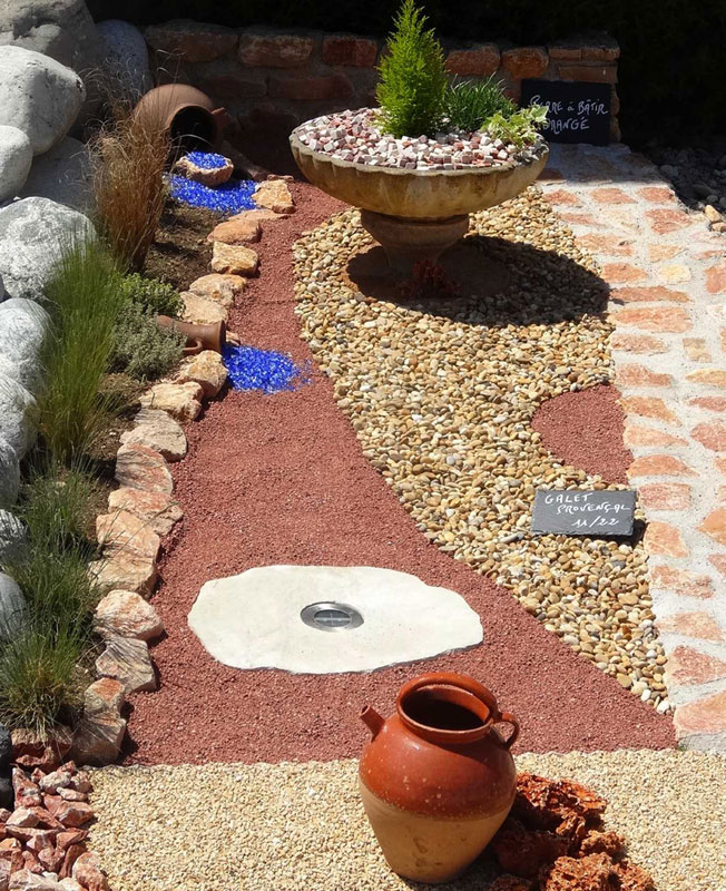 Projeto de paisagismo utilizando diversas variedades de pedras decorativas e agregados para um acabamento estético e duradouro no jardim.