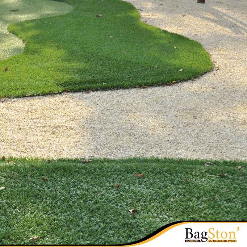 ordaduras Bagston aplicadas na separação entre zonas relvadas e áreas de pedra decorativa, garantindo uma delimitação limpa e organizada no seu jardim.
