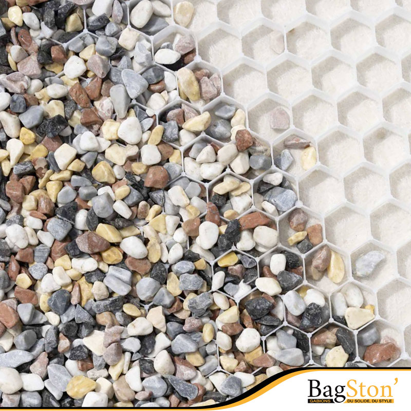 Placas alveolares Bagston preenchidas com pedra decorativa, apresentando uma solução estável e esteticamente atraente para caminhos e áreas de circulação.