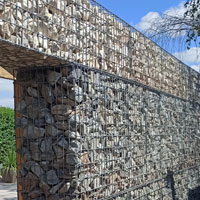 Estrutura de gabiões Bagston, apresentando uma solução moderna e resistente para projetos de contenção e decoração paisagística com pedra decorativa.